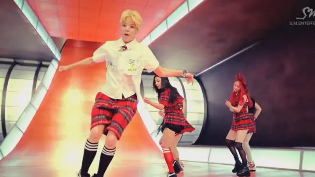 엠버는 치마 대신 바지를 입고 출연한 적이 많다