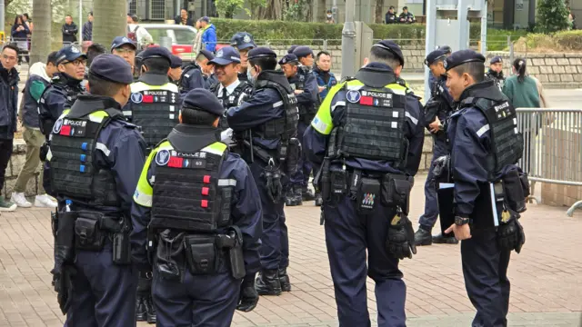 大批身穿防刺背心的警员在西九龙法院大楼外集结(22/1/2026)
