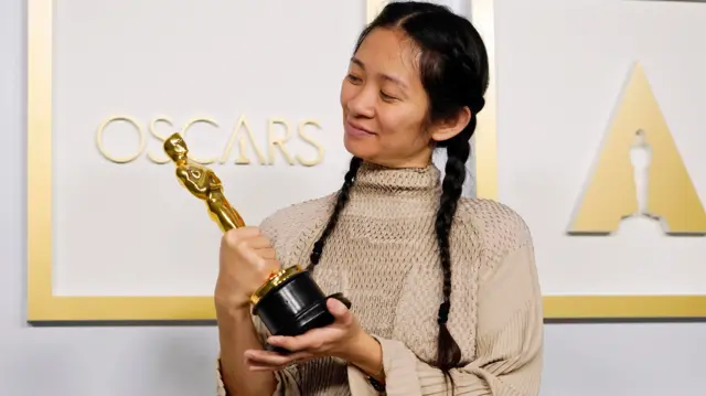 Хлоя Чжао со статуэткой премии «Оскар»