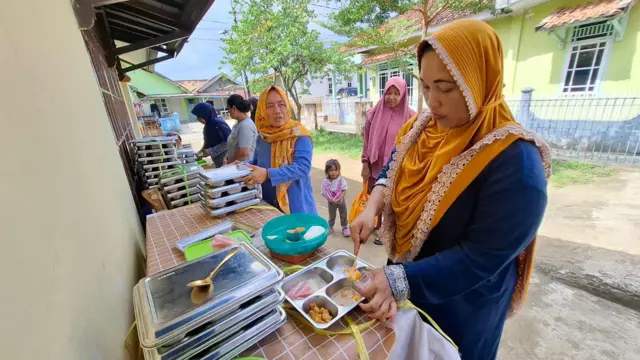 Sejumlah penerima manfaat mengambil paket MBG untuk 3B di sebuah posyandu di Palembang, Sumsel. 