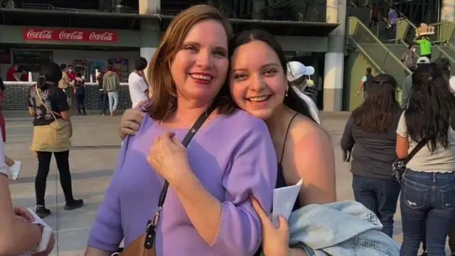 በስምንት ዓመቷ ዓይነት 1 የስኳር ህመም የተገኘባት አና ሉሺያ ከእናቷ ጋር 