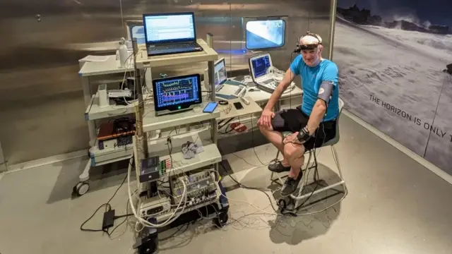 James bersiap untuk eksperimen di dalam sebuah ruangan di University of South Wales.