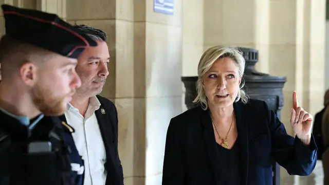 Marine Le Pen gestykuluje po powrocie z przerwy w trakcie mowy końcowej obrony w procesie byłych i obecnych członków skrajnie prawicowej partii Zjednoczenie Narodowe (RN), oskarżonych o sprzeniewierzenie unijnych środków publicznych w związku z aferą dotyczącą fikcyjnego zatrudniania pracowników w Parlamencie Europejskim; Paryż, Palais de Justice, 4 lutego 2026 r.
