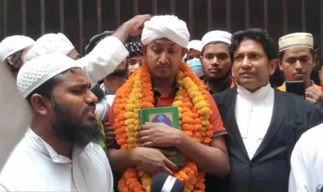 মুক্তির পর মোস্তফা আসিফ অর্ণবকে পাগড়ি, ফুলের মালা দিয়ে বরণ করা হয়