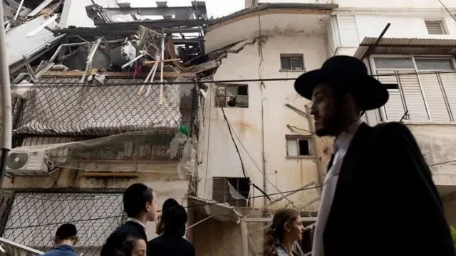 இரானின் 'ராட் பட்டாலியன்' பொறியாளர்களும் ராணுவ அதிகாரிகளும் 1987-ஆம் ஆண்டிலேயே போர் ட்ரோன்களை உருவாக்குவது பற்றி சிந்திக்கத் தொடங்கினர்.
