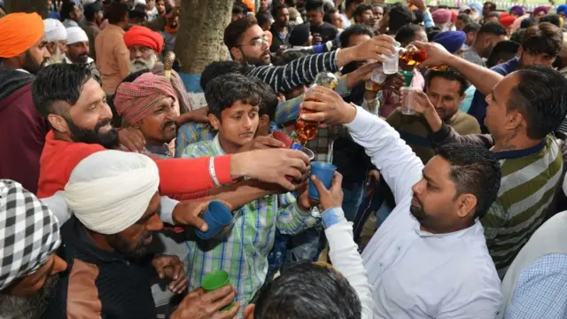 ভারতে মদপানের মাত্রা বেড়ে যাওয়ায় শঙ্কিত অনেকেই।