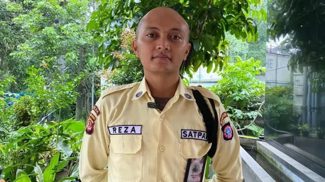 Setiap hari, selepas menuntaskan pekerjaan sebagai satpam, Reza mengirim lamaran untuk posisi software engineer ke setidaknya sepuluh perusahaan.