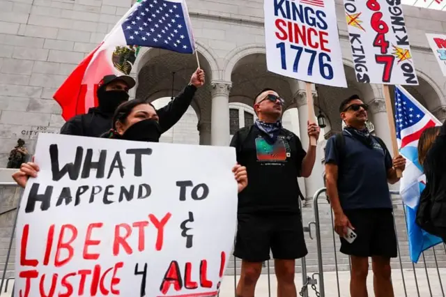 Manifestantes se reúnem no centro de Los Angeles