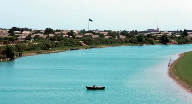 Hazar'ın karşı kıyısındaki Azerbaycan'da Kura Nehri, debinin düşmesi sonucu deniz suyuyla dolarak sığlaştı