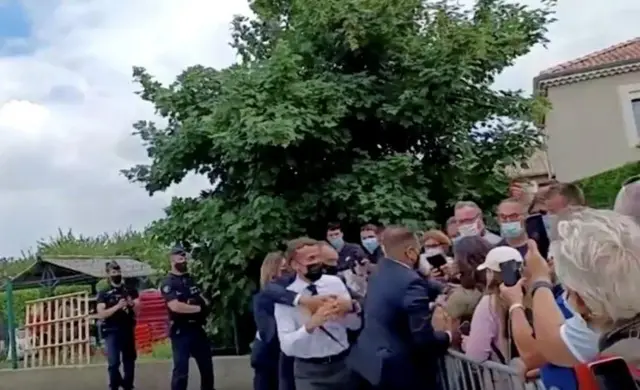 وقع الحادث خلال مصافحة ماكرون لجماهير بمنطقة دروم جنوب شرقي البلاد
