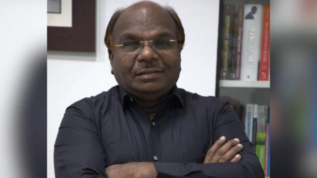  தி.மு.கவின் செய்தித் தொடர்பாளரான ரவீந்திரன் கான்ஸ்டைன்டீன்