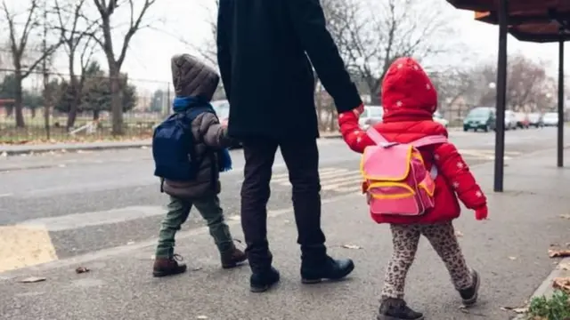 好小學附近的房價比均價高8%。