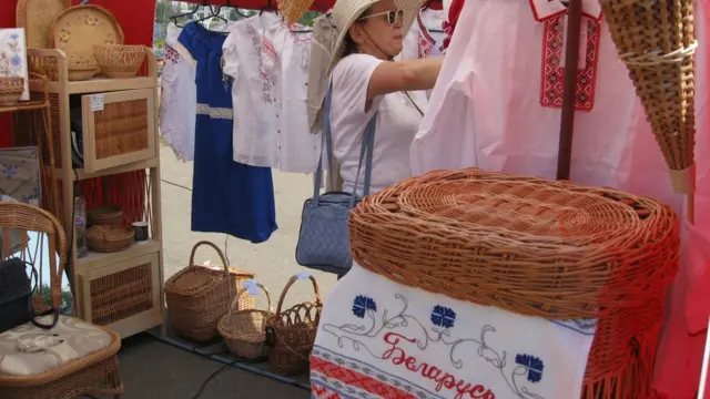 Женщина выбирает вышиванку