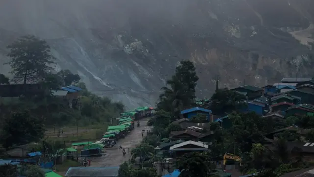 ဖားကန့် ကျောက်တွင်းတစ်နေရာကို အဝေးက မြင်ရစဉ်