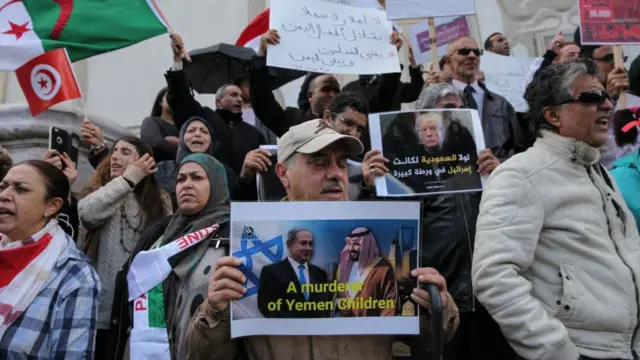ইয়েমেনে লড়াইয়ের প্রতিবাদের তিউনিশিয়াতে বিক্ষোভ।