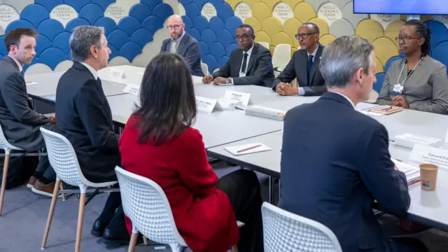 Perezida Kagame mu nama na minisitiri Blinken (wa kabiri ibumoso) i Davos mu Busuwisi