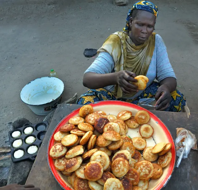 Une femme vend des beignets au Cameroun