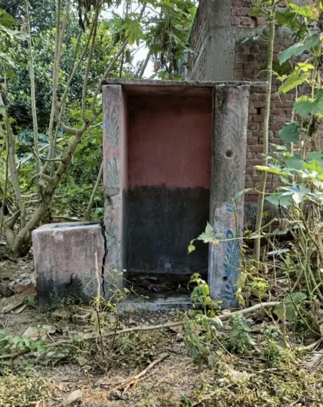 खंडहर बना शौचालय