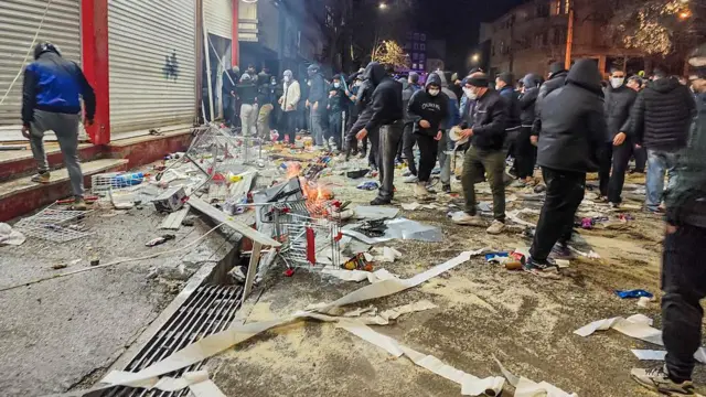 तेहरान के एक बाज़ार में तोड़फोड़ करते लोग