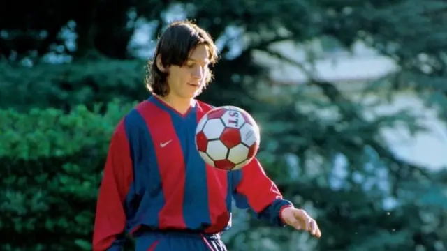 Messi yatanguye gukina mu murwi mukuru wa FC Barcelona mu 2003, afise imyaka 16