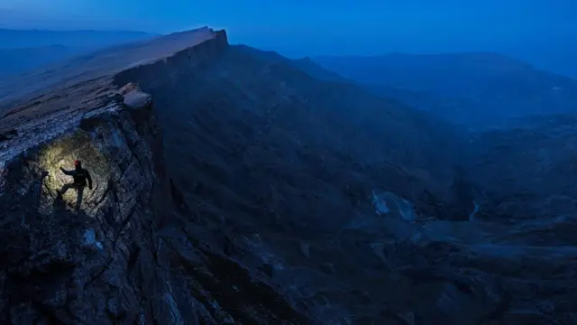 "Қоронғи юлдуз" оғзини россиялик альпинистлар 1984 йилда топишган, аммо илк марта унинг ичидаги тизимни британияликлар 1990 йилда кашф қилишган ва бугунги номини беришган