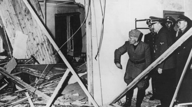 دھماکے کے بعد ہٹلر اور مسولینی نے اس ہال کا جائزہ لیا جہاں بم پھٹا تھا