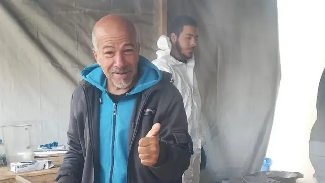 سامي، أحد المتطوعين لتوزيع الطعام