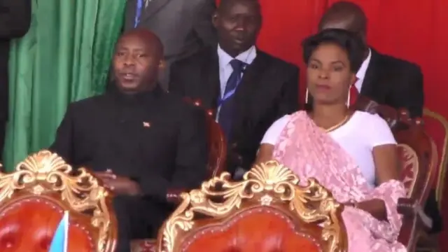 Evariste Ndayishimiye n'umutambukanyi wiwe Angélique Ndayubaha mu birori vyo kumwimika