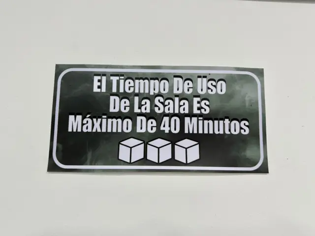 Cartel indicando el tiempo máximo de uso de 40 minutos de la sala. 