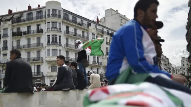 Désormais, les Algériens craignent la prolongation indéterminée du quatrième mandat et appelle à une démission immédiate.