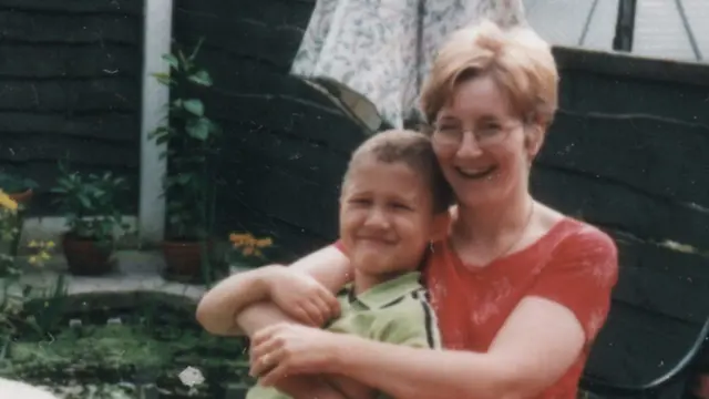 Luke Davies (en la foto de niño con su madre, Liz) siempre se sintió diferente mientras crecía