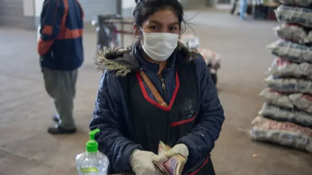 Mujer en mercado argentino