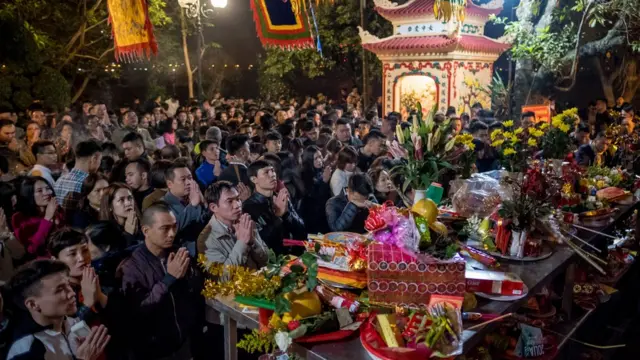 Người dân đi lễ ở Phủ Tây Hồ, Hà Nội. Ảnh chụp ngày 28/1/2017