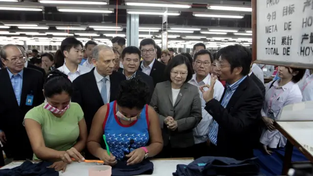 蔡英文前往尼加拉瓜一家紡織廠參觀。