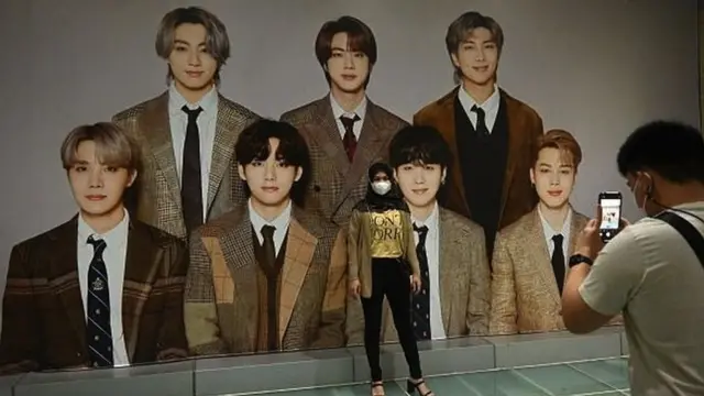 지난달 21일 자카르타의 한 쇼핑몰에서 한 인도네시아 팬이 방탄소년단 포스터 앞에서 포즈를 취하고 있다