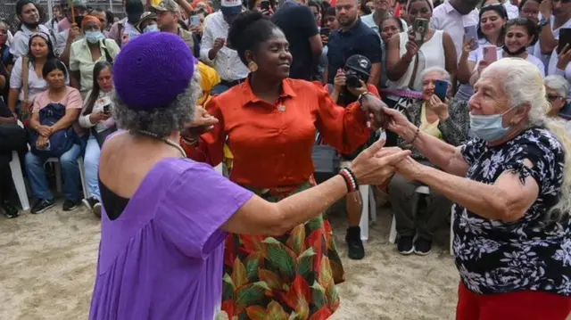 Marquez na rawa a wani gangamin yakin neman zabe a Medellinabe a Mede