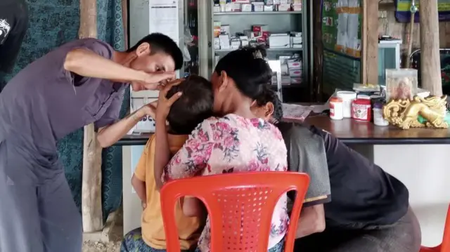 ရခိုင်ပြည်နယ်မှာ အရေပြားရောဂါ ကုပေးနေတဲ့ စေတနာ့ဝန်ထမ်းတွေ