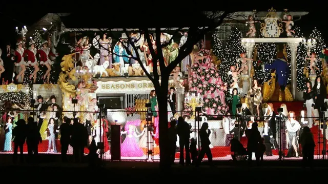 La casa Garabedian, conocida coloquialmente como la Casa de Navidad del Bronx