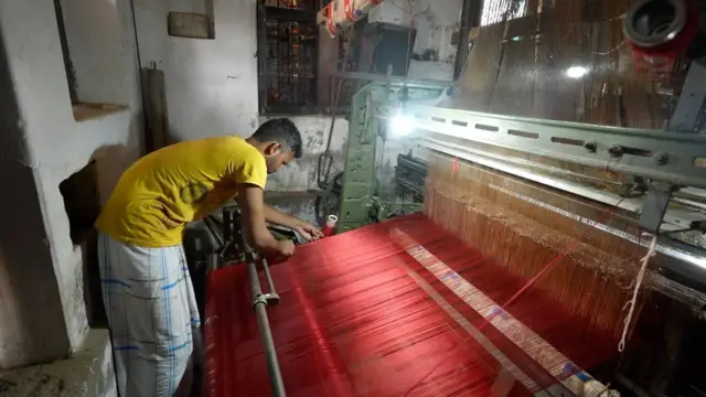 कपड़ा बुूनते बनारस के अमीर अशरफ़.