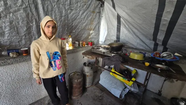 الطفلة رهف في خيمتها