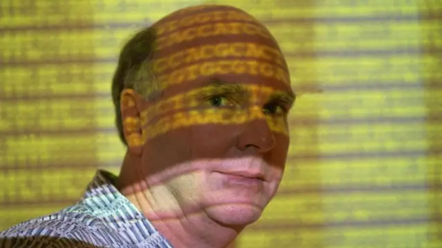 Craig Venter, con una imagen de una secuencia de ADN sobre su rostro.
