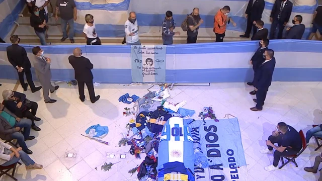 Hàng ngàn người hâm mộ tới viếng huyền thoại bóng đá Argentina Diego Maradona tại dinh tổng thống ở Buenos Aires.