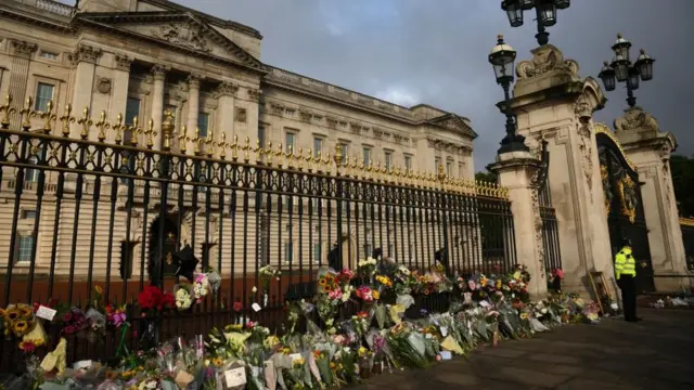 Flores y homenajes en el exterior del Palacio de Buckingham.