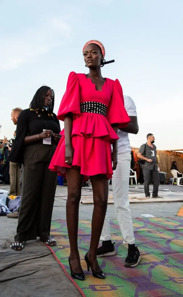 Mannequin en robe rouge