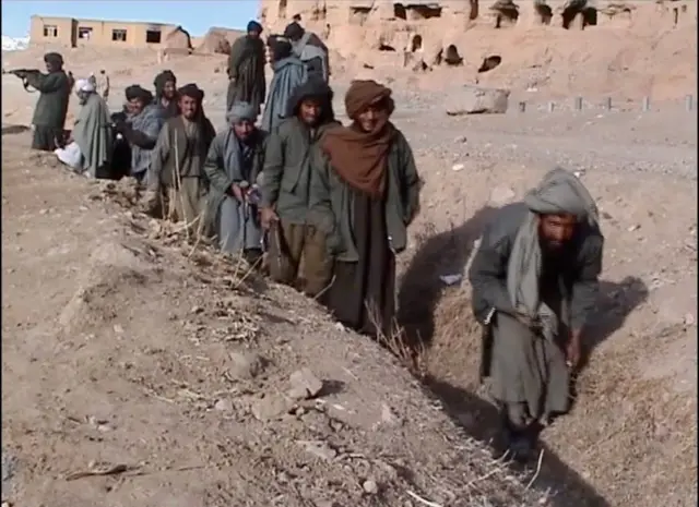 افراد طالبان در یک قطار