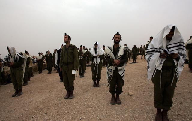 Netzah Yehuda birlikleri 2007 yılında Yahudiye Çölü'nde dua ediyor