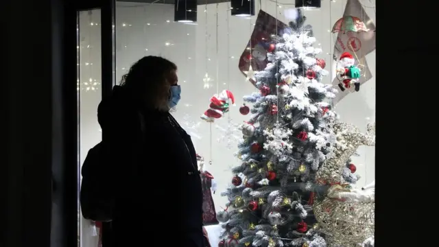 На любой новогодней вечеринке власти требуют соблюдения масочного режима