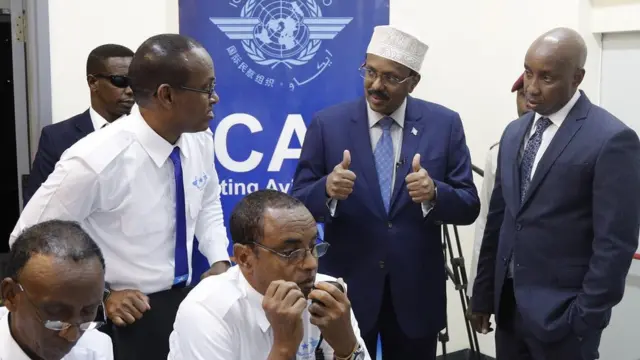Madaxweyne Farmaajo oo qaar ka mid ah shaqaalaha maamulka hawada Soomaaliya ay u sharaxayaan sida qalabka uu u shaqeynayo