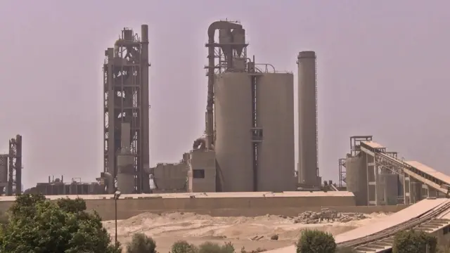 أحد المصانع متوقف عن العمل