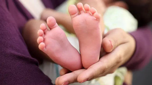 கர்ப்பிணிக்கு சாலையில் பிரசவம் பார்த்த பெண் காவல் ஆய்வாளர்: நெகிழ்ச்சி சம்பவம்